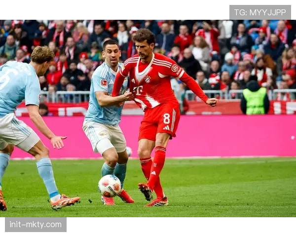 焦点瞬间：格雷茨卡飞铲被判黄牌，双方球员爆发小规模冲突