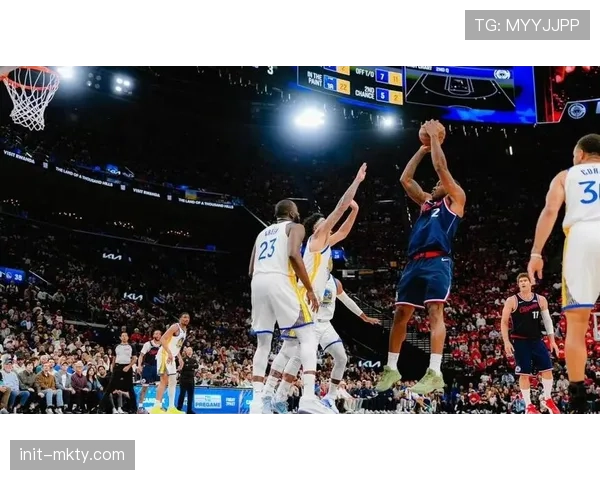 勇士126-121险胜快船，库里关键三分锁定西部第八争夺战