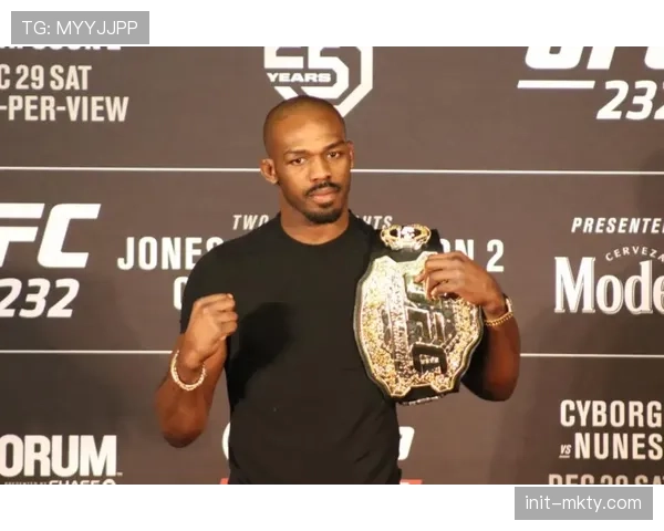 “UFC300头条主赛，‘骨头’琼斯分歧判定战胜‘狮心’史密斯成功卫冕”